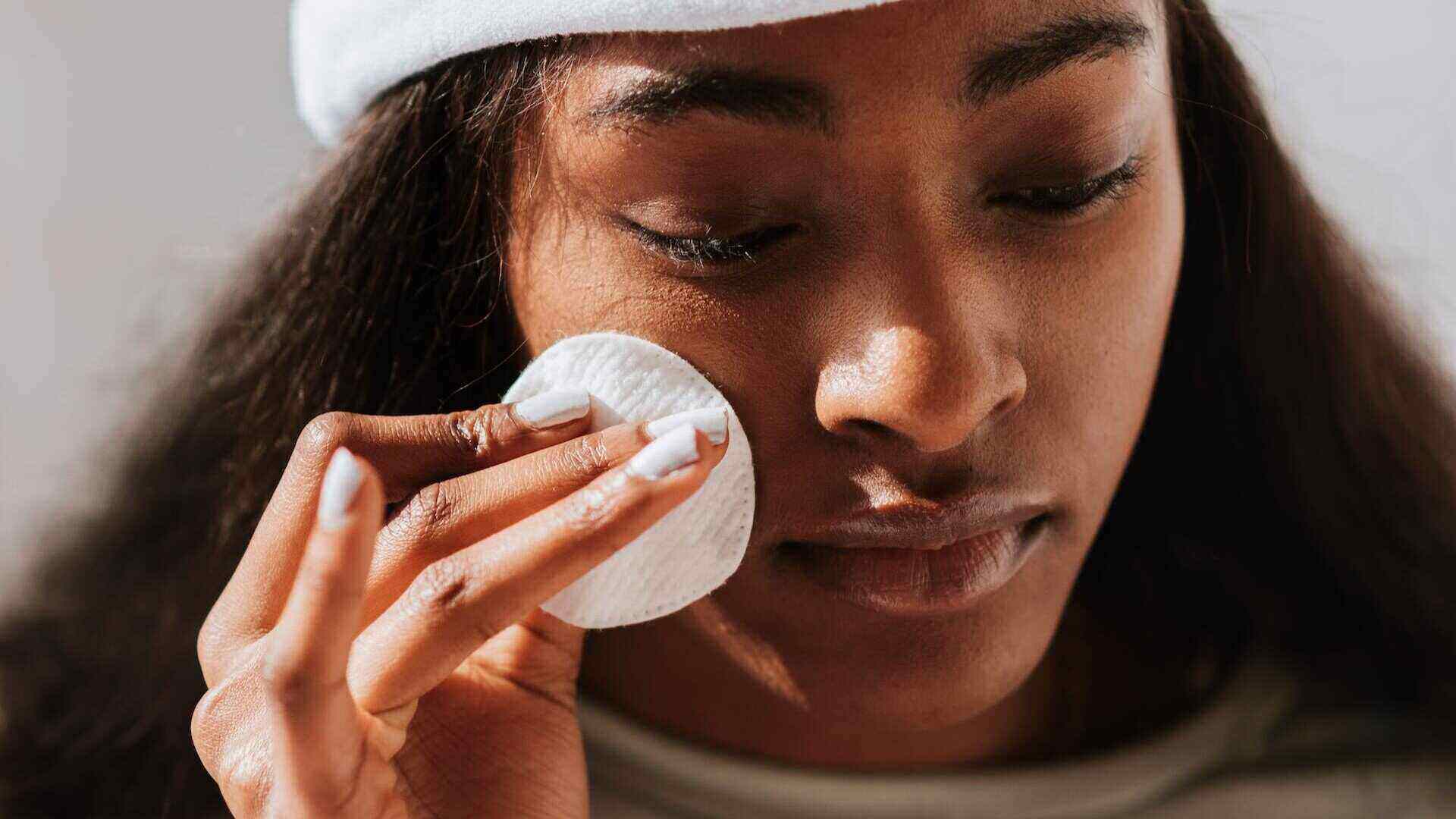 Cleaning your face before applying makeup